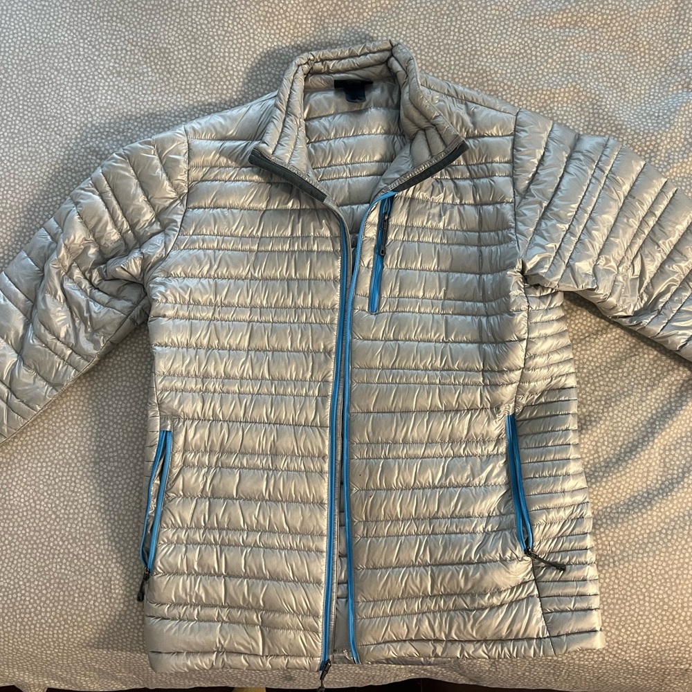 Mens silver ultra lightweight Patagonia down jacket sz M